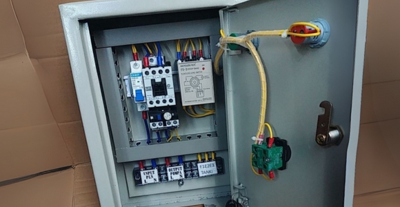 1. control box pompa submersible – Panel kontrol pompa submersible untuk mengatur kinerja pompa.